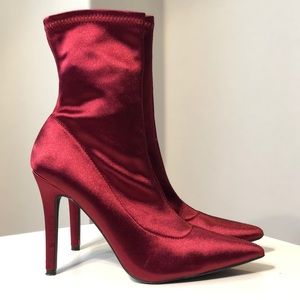 CHARLOTTE RUSSE Burgundy fabric ankle booties 8/38